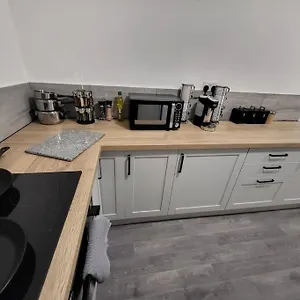  Apartment 3 Bed House, Free Parking. Great For Work Crews - Sleep Rest